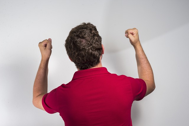 对裁判争议不满，罗马球迷打出标语“欧足联，尊重罗马”.