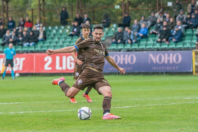 快船32分大胜！哈登17+6，替补席，和对方球员逐一拥抱.